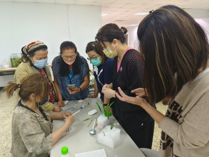 老師示範解說，學員們記錄學習